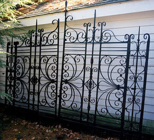 BARBARA ISRAEL GARDEN ANTIQUES - wrought-iron driveway gates - Grille