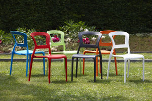 1 Table 2 Chaises Stackable chair