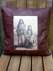 LA CABANE DE L'OURS - coussin cuir vintage kiowa beauties - Square Cushion