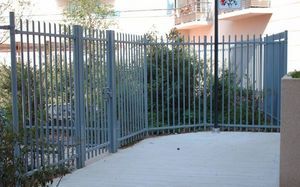 DE COLONNA -  - Fence With An Openwork Design