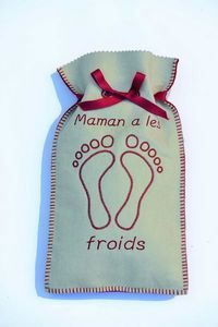 LES BOUILLOTTES DE BEA - maman a les pieds froids écru/rouge - Hot Water Bottle