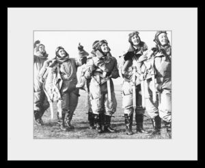 PHOTOBAY - women pilots looking skywards - Fotografía