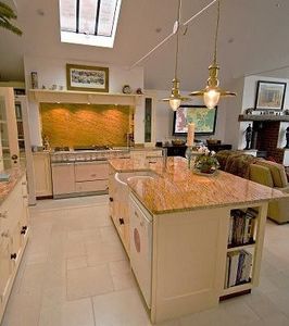 Francis N Lowe - colonial gold kitchen worktops & splashback - Encimera